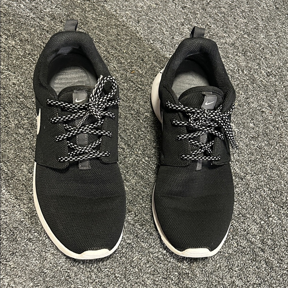 Women’s Nike Roshe Black Sneakers with White Sole Sz 8.5